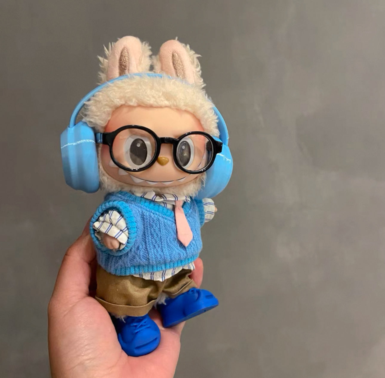 Outfit Camisa y Corbata Labubu